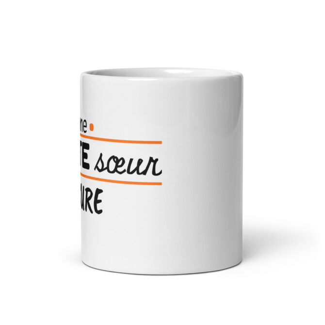 Mug Blanc Brillant Je suis une petite sœur qui assure